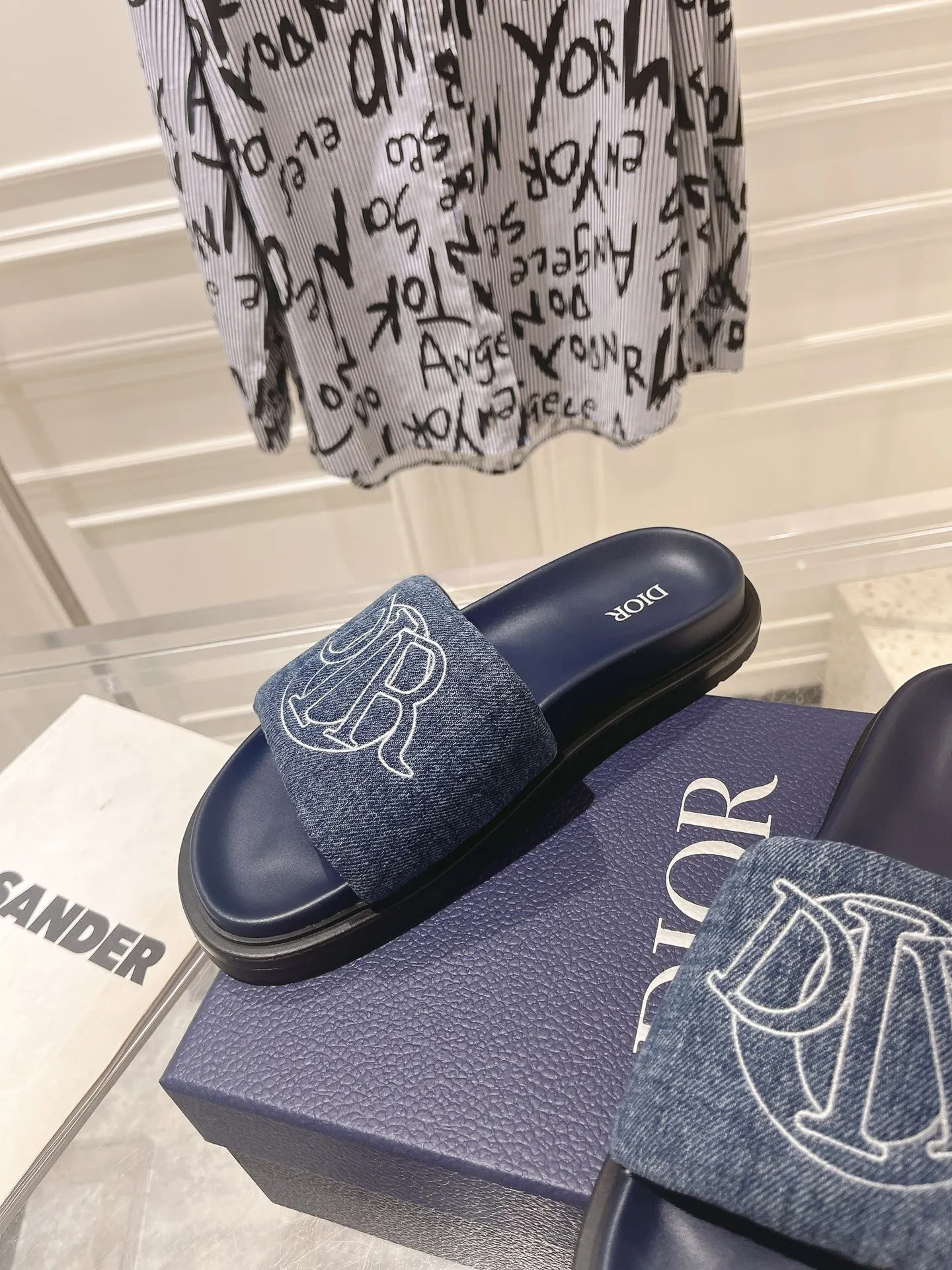 👟👟Ex-factory price 420👟👟 #Men's top version 𝐃𝐈𝐎𝐑# Dior's new men's summer slippers 🔥Purchase the original development Alias ​​sandals are new products in 2024. They are a leisurely and exquisite work. The upper is made of imported denim ➕ calfskin 🔥 Original molded rubber outsole provides the best comfort 🔥 ✔️Size: #38-46